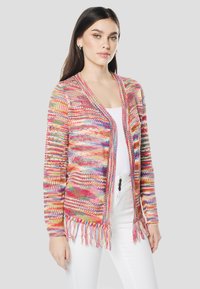 Meerjarige gebreide cardigan met v-hals, open voorkant en franjes aan de zoom. Gemaakt van lichtgewicht stof.