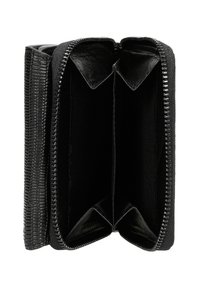 Zwarte ritsportemonnee met een getextureerde buitenkant, voorzien van twee hoofdcompartimenten en een soepele binnenvoering. Compact rechthoekig van vorm.