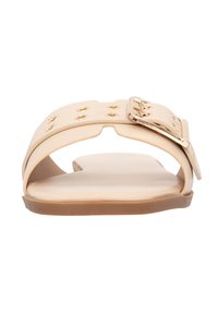 Sandalo a scivolo beige con una larga fascia, dettagli in hardware dorato e borchie. Sottopiede morbido, design con punta aperta, suola piatta.