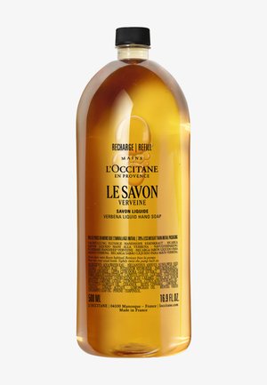 Flacon de recharge ambré de savon liquide pour les mains à la verveine de L’Occitane, 500 ml, avec un bouchon noir.