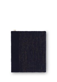 Tessuto navale intrecciato con una superficie texturizzata, caratterizzato da macchie multicolori. Forma quadrata con un'etichetta di tessuto su un bordo.