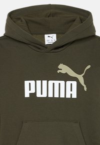 Sweatshirt à capuche vert olive foncé avec une poche kangourou. Présente un grand logo "PUMA" blanc et une silhouette de puma bondissant en vert clair.