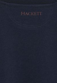 Námornícky modré bavlnené tričko s krátkym rukávom a okrúhlym výstrihom, ktoré má jemnú textúru a vyšívané logo "Hackett" v kontrastnej svetlohnedej farbe na výstrihu.