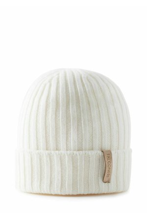 Weißer Strickbeanie mit Rippenstruktur, umschlägbarem Bund und einem kleinen beigefarbenen Lederschild an der Seite. Weiches Material für Wärme.