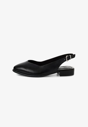 Czarne skórzane buty typu slingback z wąskim noskiem, niskim obcasem blokowym i szczegółem w postaci zapięcia na pasku z boku. Gładka faktura i minimalistyczny design.