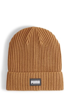 Brun strikket beanie lavet af ribbet stof, med en fold-over kant og et sort PUMA logo patch på fronten. Teksturert og varm.