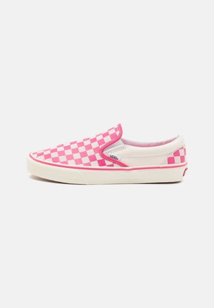 Slip-On-Sneaker mit pink-weißem Schachbrettmuster, weißer Sohle und Vans-Logo-Tab an der Seite.