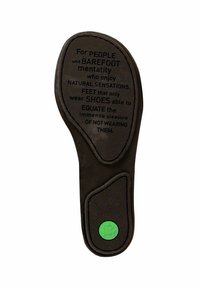 Sottopiede nero con superficie testurizzata, caratterizzato da testo stampato relativo alla mentalità a piedi nudi, e un accento circolare verde vicino al tallone.