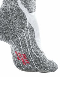 Chaussette de cheville grise et blanche avec un tricot texturé, présentant un logo rouge et des rayures blanches sur le côté pour améliorer l'adhérence.