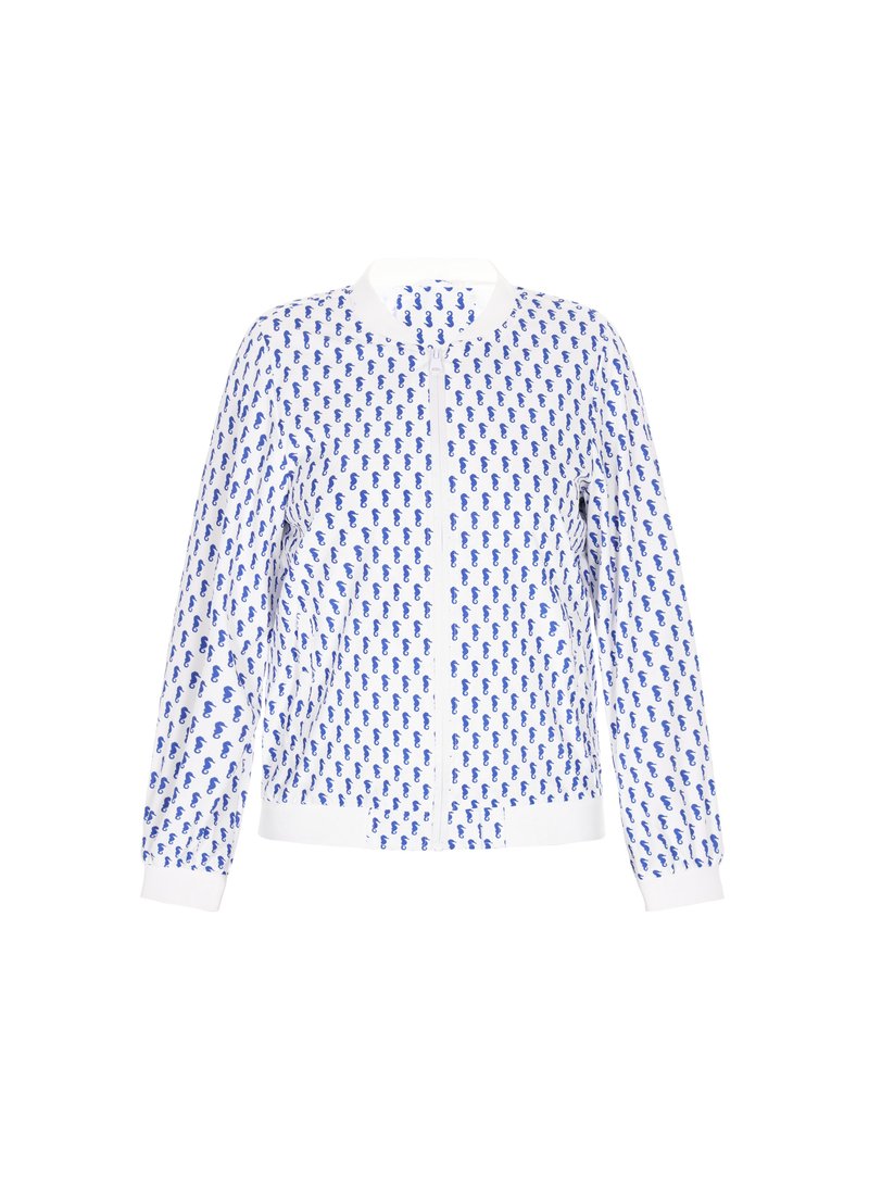 Giacca bomber bianca con motivo di cavallucci marini blu, polsini e colletto a coste, chiusura con zip e orlo elasticizzato. Realizzata in tessuto leggero.