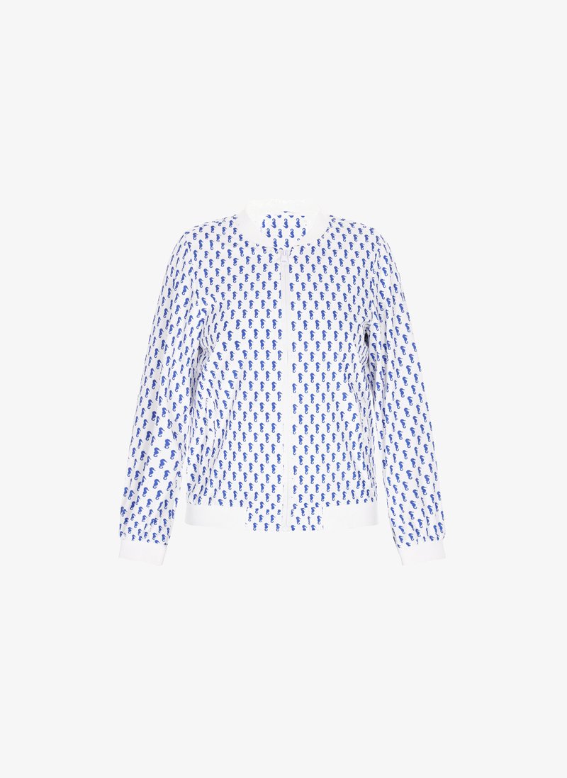 Biała kurtka bomberka z niebieskim wzorem konika morskiego, z prążkowanymi mankietami i kołnierzem, zamkiem błyskawicznym oraz elastycznym dołem. Wykonana z lekkiego materiału.