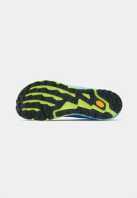 Semelle de chaussure de trail running avec un motif de crampons noir, une semelle intermédiaire vert vif et une tige bleu vif avec des détails texturés.