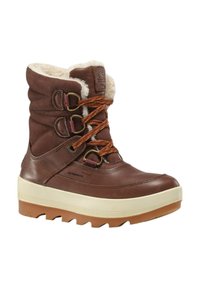 Bota impermeable marrón con un cuello de piel sintética, cuerpo acolchado, ojales de metal y suela de goma texturizada. Presenta un cordón marrón en contraste.