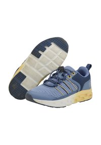 Blaue Sportschuhe mit Mesh-Obermaterial, Gummisohle, kontrastierenden gelben Akzenten, abgerundeter Zehenpartie und verstellbarem Schnürsystem. Strukturierte Sohle sichtbar.