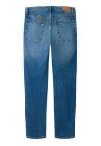 Siniste denimpükstega, sirge jala kujundusega, millel on kaks tagataskut, pruuni nahast plaastriga vöökohal ja tuhmunud viimistlus.