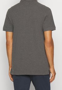 Grijze poloshirt van katoen, met een klassieke kraag, korte mouwen en een rechte zoom met zijsplitten.