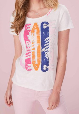 T-shirt en coton blanc avec un design graphique coloré en rose, orange et bleu. Manches courtes et col rond, coupe légèrement ample.