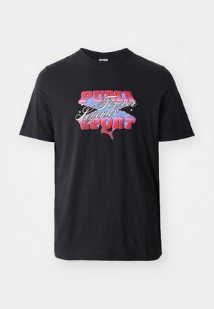 Schwarzes Kurzarm-T-Shirt aus Baumwolle mit einem bunten Grafikdruck, auf dem der Text "PUMA Forever Legends SPORT" zu sehen ist.