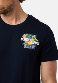 Marineblå bomulds T-shirt med grafisk design af appelsiner og blade, med teksten "BLOUNT & POOL" og signaturen "California Valley".
