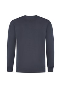 marineblauwe sweatshirt van zachte stof, met een ronde halsontwerp, ribgebreide manchetten en een driehoekig logo detail op de achterkant van de nek.