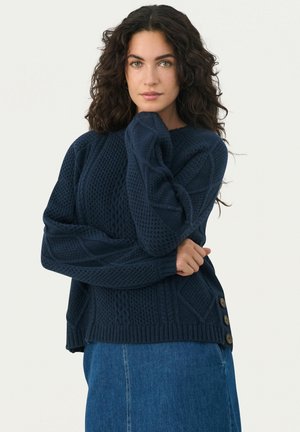 Dunkelblauer gestrickter Pullover mit strukturierten Mustern, gerippten Bündchen und drei braunen Knöpfen an der Seite. Hat einen lockeren Schnitt.