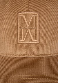 Braune Corduroy-Mütze mit strukturiertem Oberflächenfinish und einem bestickten Logo in einer quadratischen Akzentuierung. Verfügt über gestickte Nähte und einen gebogenen Schirm.