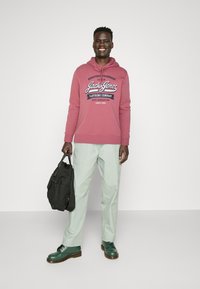 Jack & Jones JJELOGO HOOD - Hættetrøje - rot