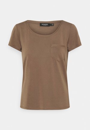 Brun T-shirt med korte ærmer, rund halsudskæring og en lille lomme på venstre bryst, vist mod en hvid baggrund.