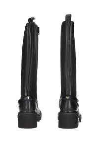 Bottes noires en cuir montant jusqu'au genou, de forme droite, avec un talon épais, une fermeture éclair sur le côté et un détail de sangle avec boucle près de la cheville. Texture lisse.