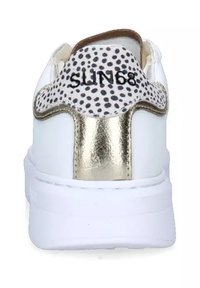 Sneaker bianca con accento dorato sul tallone, sovrapposizione testurizzata a motivi e linguetta con testo nero "SUN68". Suola in gomma liscia.
