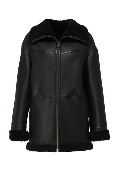 Veste en cuir noir avec une fermeture éclair, grand col en peau lainée et garniture contrastante en peau lainée aux poignets et à l'ourlet. Dispose de poches avant inclinées.