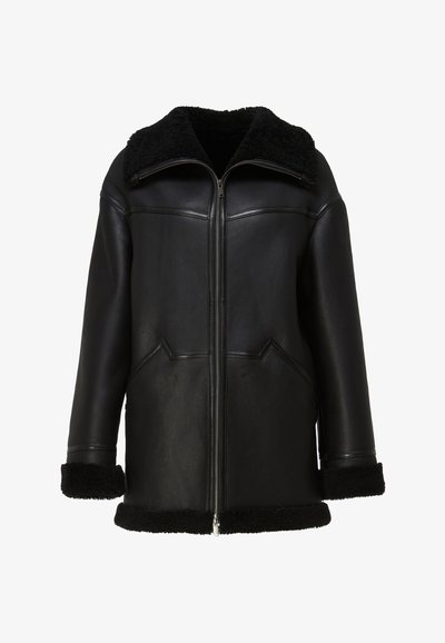 Veste en cuir noir avec une fermeture éclair, grand col en peau lainée et garniture contrastante en peau lainée aux poignets et à l'ourlet. Dispose de poches avant inclinées.