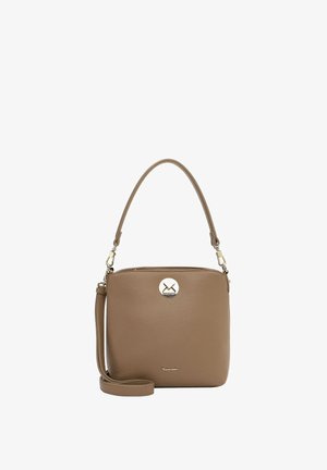 Bruine leren crossbody tas met een gestructureerde afwerking, een ronde gouden accentlogo en een verstelbare schouderband. Compact rechthoekig formaat.