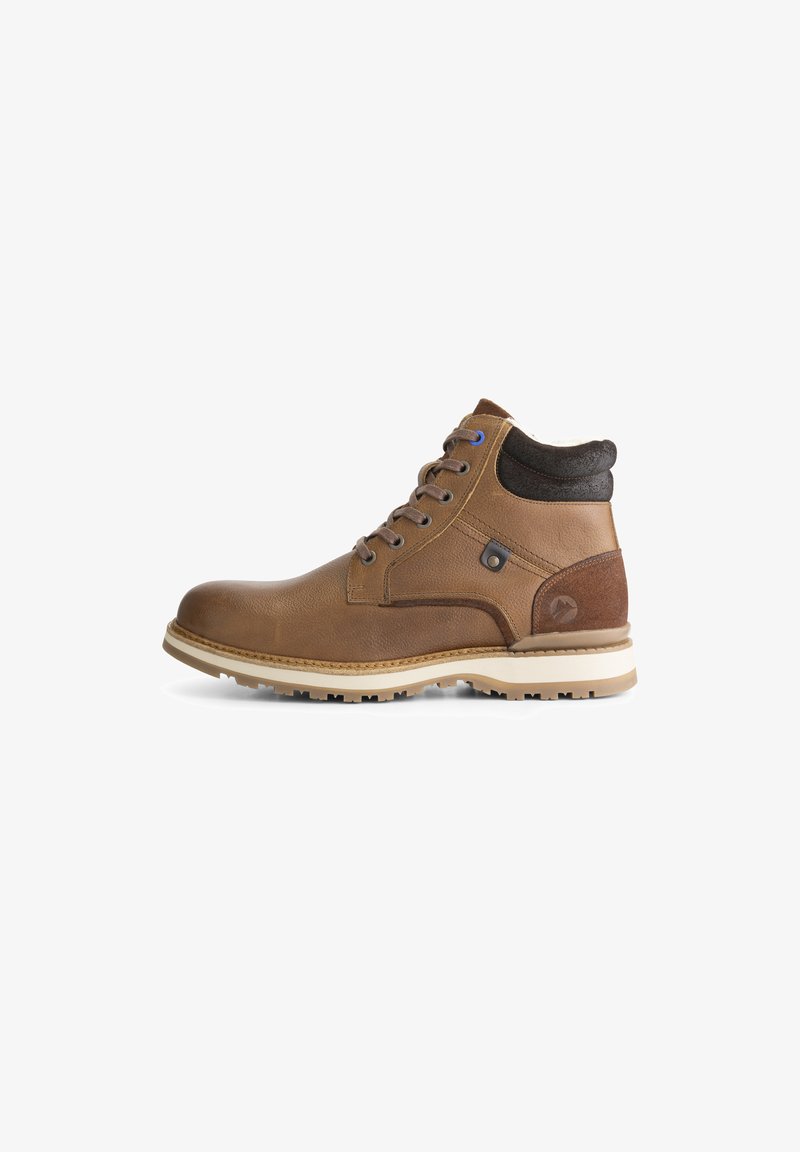 Bruine leren mid-top boot met een geribde donkerbruine kraag, blauwe oogjes en een witte rubberen zool. Kenmerkt zich door textuurleer en stikseldetails.