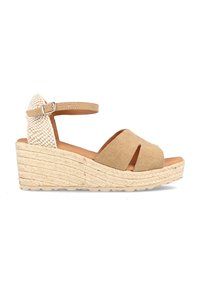Sandalias de cuña de ante color tostado con una correa tejida en la parte trasera, plataforma de yute texturada y diseño de punta abierta con dos recortes.