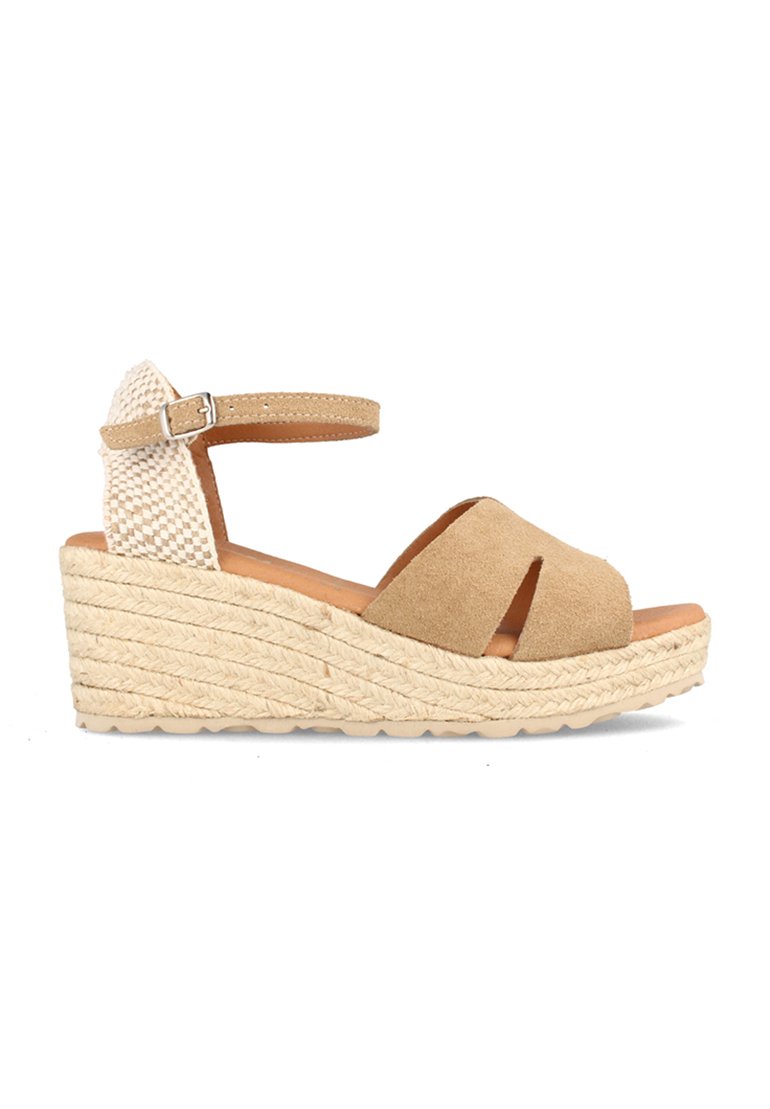 Sandalias de cuña de ante color tostado con una correa tejida en la parte trasera, plataforma de yute texturada y diseño de punta abierta con dos recortes.