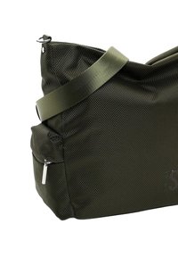 Borsa verde oliva realizzata in tessuto testurizzato, dotata di una ampia tracolla, tasca con zip sulla parte anteriore e un sottile dettaglio con il marchio.