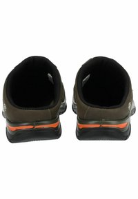 Braune und schwarze Schuhe mit einer strukturierten Oberfläche, ausgestattet mit einem schwarzen Innenfutter und einem orangefarbenen Akzentstreifen an der Sohle. Keine sichtbaren Schnürsenkel.