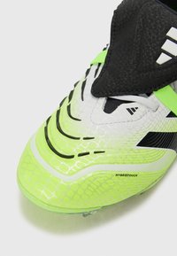 Fußballschuh mit einer weißen und neongrünen strukturierten Oberfläche, schwarzen Akzenten und einem auffälligen HYBRIDTOUCH-Label. Verfügt über ein elegantes Design.