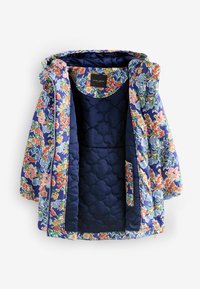 Mīksto izšuvumu jaka ar ziedu rakstu košās krāsās uz tumši zila fona, ar oderētu iekšpusi un kapuci. Iekļauta rāvējslēdzēja aizdare un kabatas.