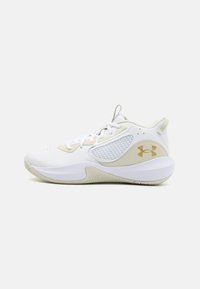 Bílé a béžové nízké sportovní tenisky s bočními panely z prodyšné síťoviny, tkaničkami, poutky na jazyku a patě a zlatým logem Under Armour na boku.