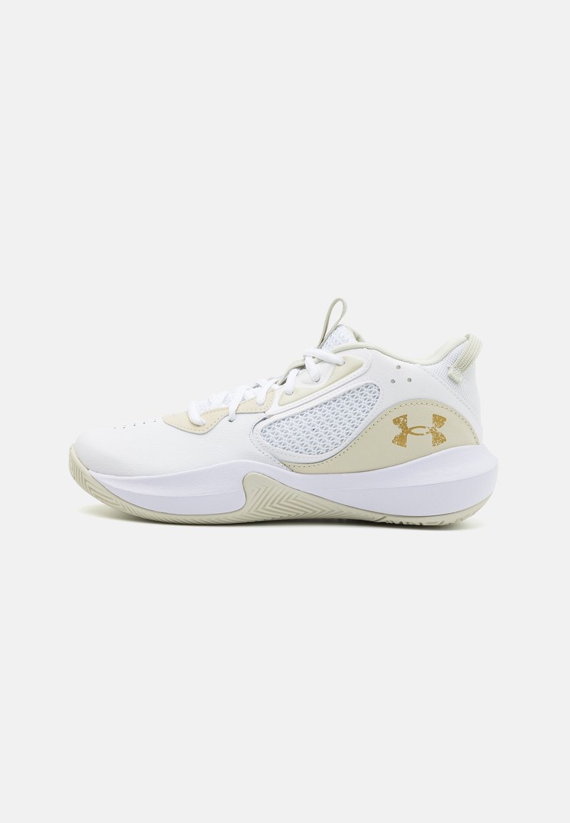 Bílé a béžové nízké sportovní tenisky s bočními panely z prodyšné síťoviny, tkaničkami, poutky na jazyku a patě a zlatým logem Under Armour na boku.
