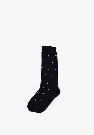 Calcetines azul marino hechos de tela suave, con pequeños íconos de comida multicolores dispersos por toda la superficie y puño con canalé.