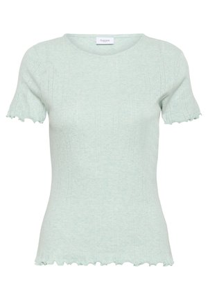 Gaiši zaļš īsās piedurknes adīts tops. Iezīmējas ar ribētu tekstūru, apaļu kakla izgriezumu un viļņotu malu. Audumam ir neliels spīdums un smalka rakstura mode.