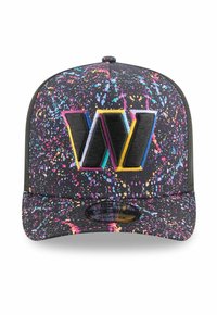 Snapback-Basecap mit einem schwarzen Spritzmuster, das ein auffälliges, mehrfarbiges gesticktes "W"-Logo auf der Vorderseite zeigt. Flacher Schirm-Design.