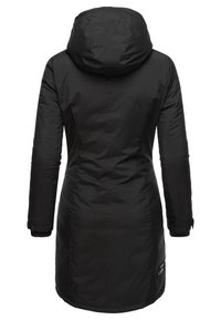 Zwarte lange winterjas met capuchon, goed aansluitend op de taille en lange mouwen, gezien vanuit de achterkant, ontworpen voor koud weer.