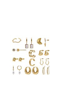 Set van gouden oorbellen met verschillende ontwerpen: hoops, studs en abstracte vormen met texturen en accentdetails.
