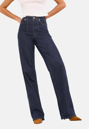 Blugi din denim albastru închis, cu talie înaltă și croială dreaptă, având accesorii de culoare aurie și două buzunare frontale. Textură moale și cusături minimale.