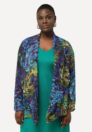 Lichtgewicht, multi-kleurige kimono met wervelende blauwe, groene en paarse patronen. Open voorkantontwerp met vloeiende mouwen. Draagt over een groene top.