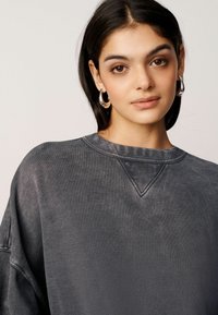 Next RELAXED FIT LONGLINE WASHED CREW NECK - Mikina - charcoal grey